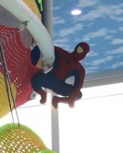 ネットの中で遊ぶケンとスパイダーマン