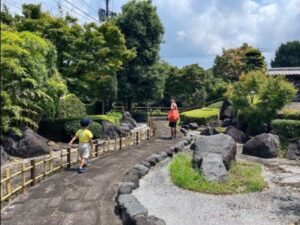 公園内を散策するケンとパパ