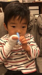 はなかめるゾウを鼻につけるケン